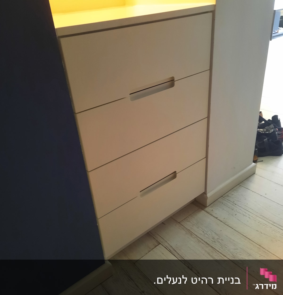 ארון מגירות עץ עם ידיות שקועות